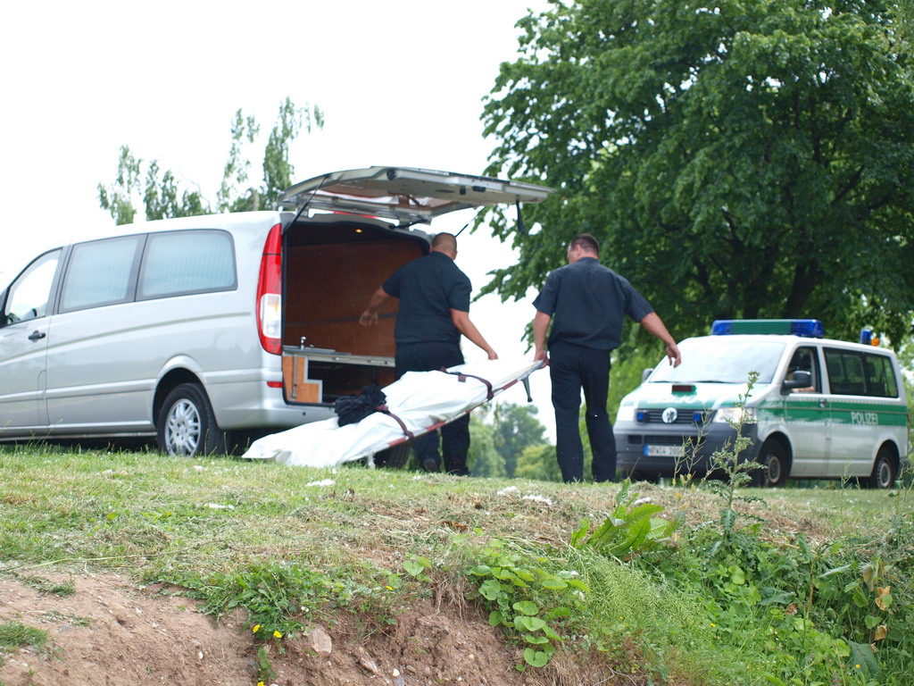 Wasserleiche angespuelt Koeln Deutz Rheinpark Hoehe Zoobruecke P26.JPG